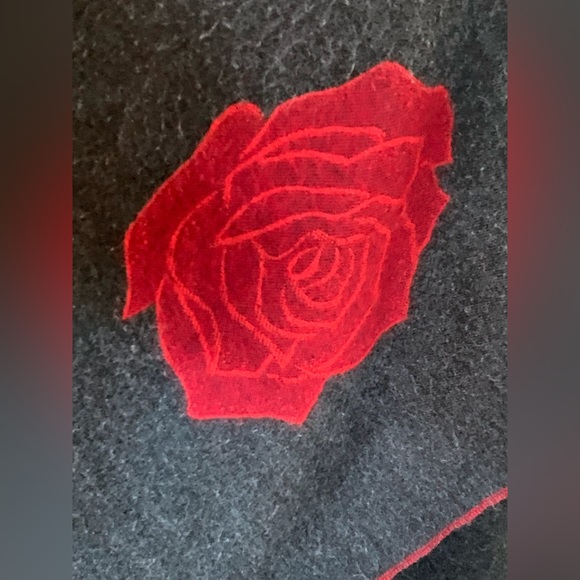 BEAUTIFUL REVERSIBLE ROSE DESIGN FRINGED CAPE PANCHO SHAWL - Picture 5 of 12